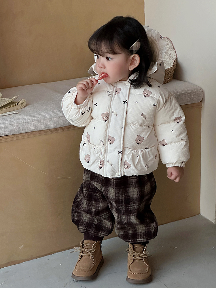 Abrigo para bebés versión coreana de ropa de invierno linda y súper linda, oso de dibujos animados de estilo occidental, grueso y cálido, ropa de algodón de salida de invierno, marea