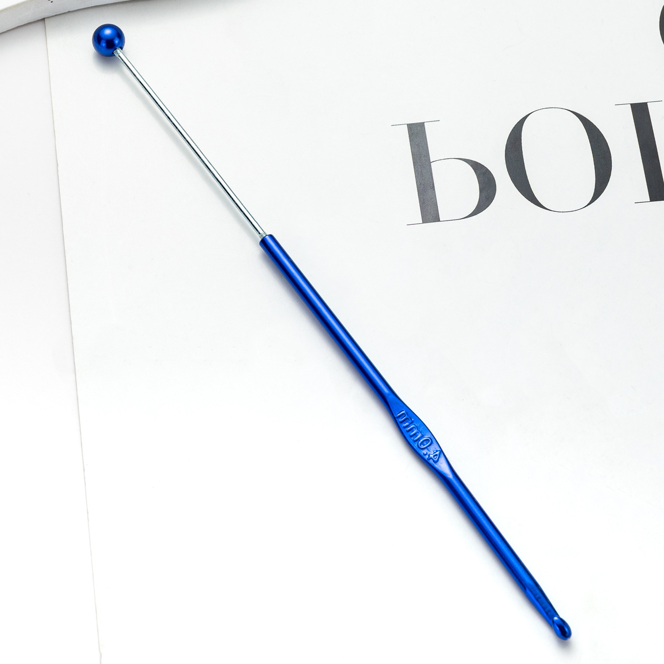 Inventario de un solo cabezal de tejido de ganchillo de metal de color de alquiler suéter aguja de lana DIY herramienta de tejido a mano ganchillo