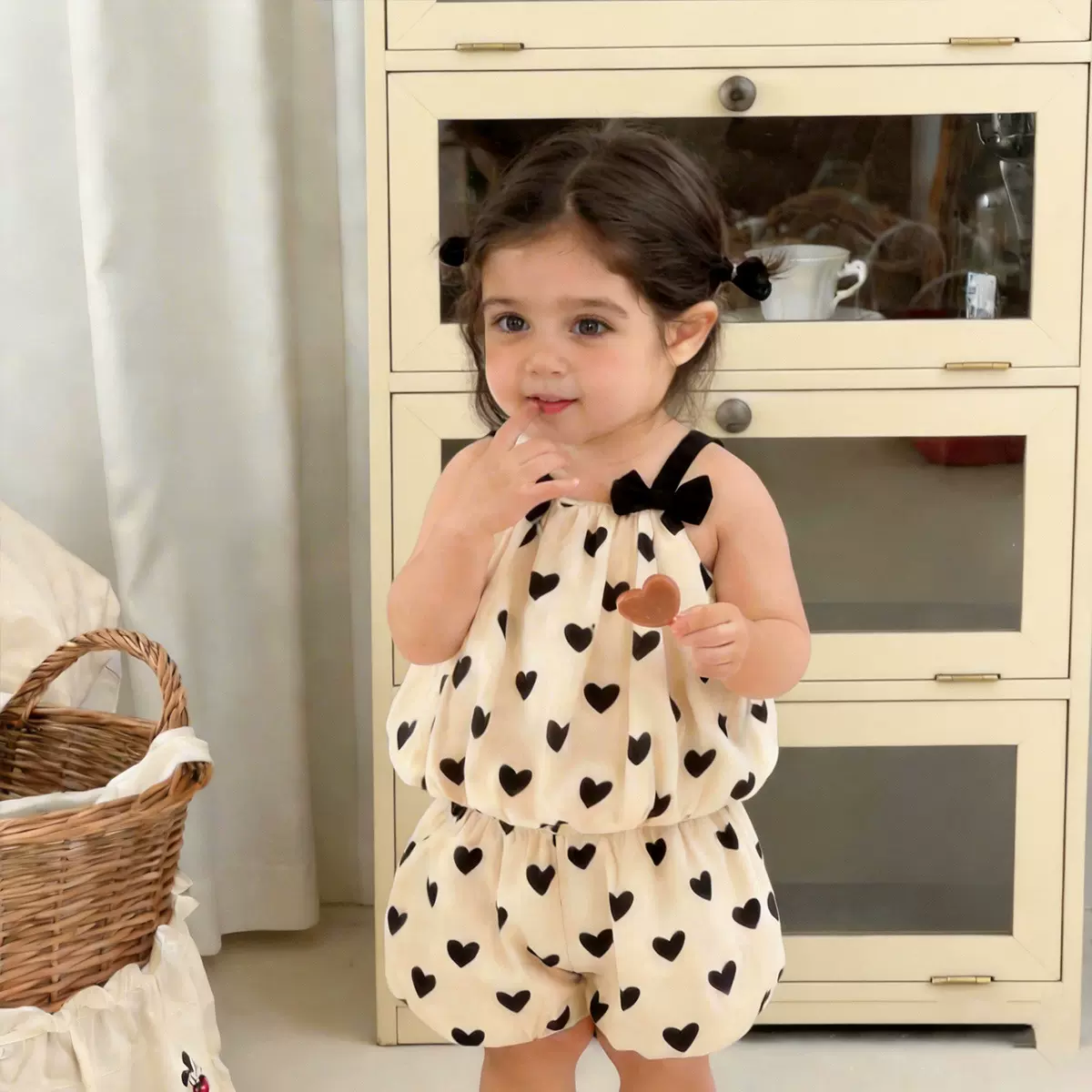 2026潮流爆款夏季女童套装爱心印花蝴蝶结吊带上衣蓬蓬短裤两件套