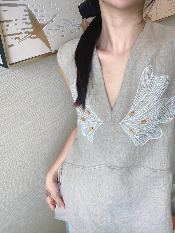 哥家商场同款女装2025夏季法式复古亚麻V领无袖背心钉珠刺绣马甲|undefined