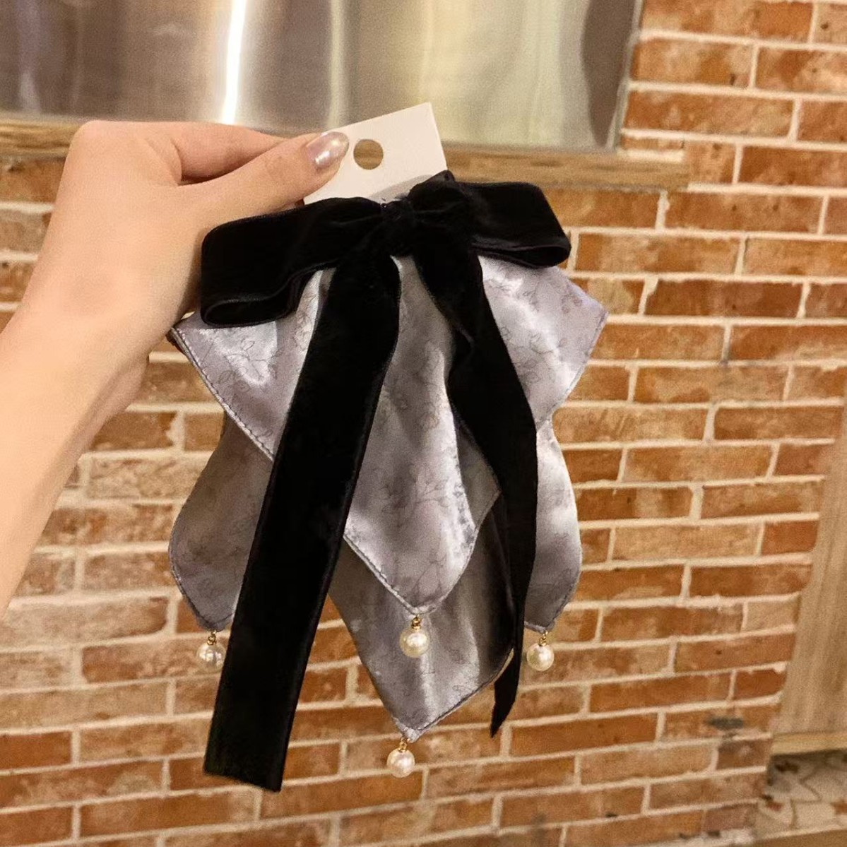 Retro Embossed Satin Velvet Bow Pearl Pendant Ponytail Clip French Elegant Elegant Hair Accessory on the Back of the Head