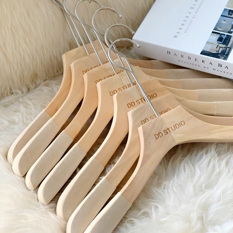 金色の無垢材衣料品店用ハンガー、植毛・紐付き滑り止めハンガー、ロゴ刻印可能、天然木ハンガー、スーツ用