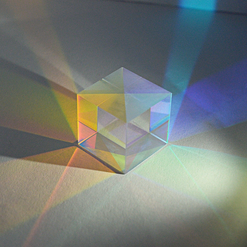 Производитель поставляет различные продукты, такие как приклеенные призмы, призмы по индивидуальному заказу, призмы с комбинацией цветов и т. д., которые могут оптимизировать машинное зрение.