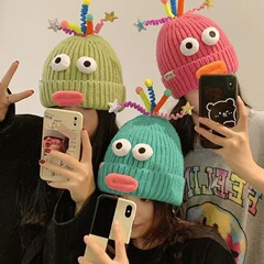 かわいい醜い萌えは、ニットの毛糸帽の女性が秋冬に顔を見せている漫画の保温耳保護帽子の新しいカップルです