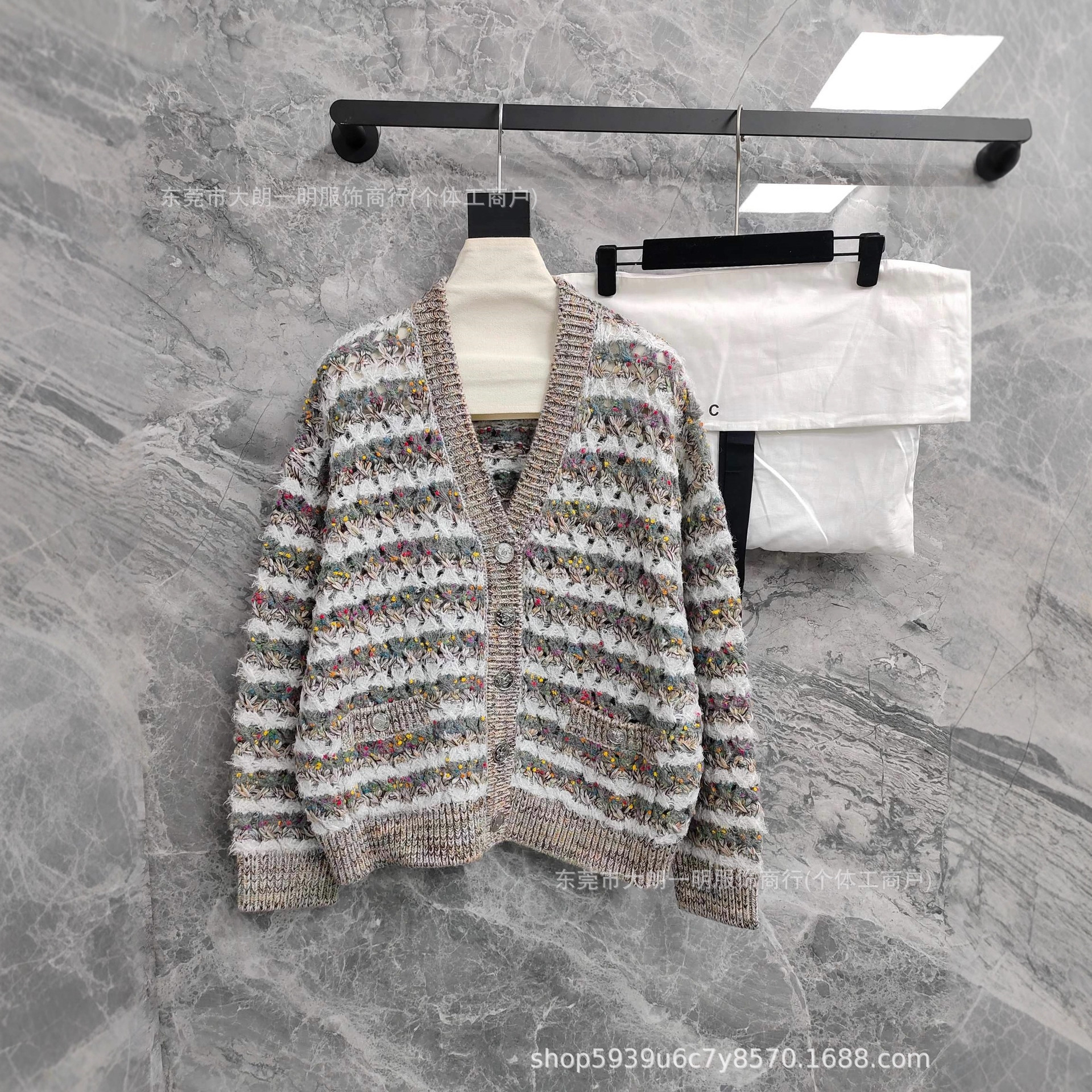 25 Nanyou High Version Fashion Tweed Jacket Elegant Top New V-Neck Small Fragrance Thick Needle Cardigan Knitting