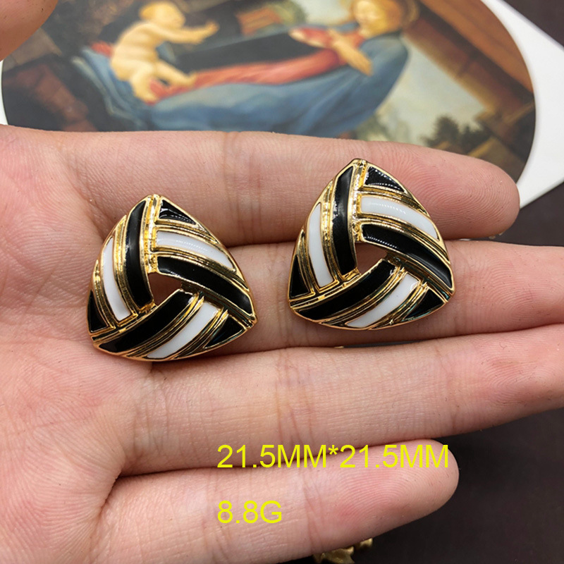 Classic fashionable universal accessory