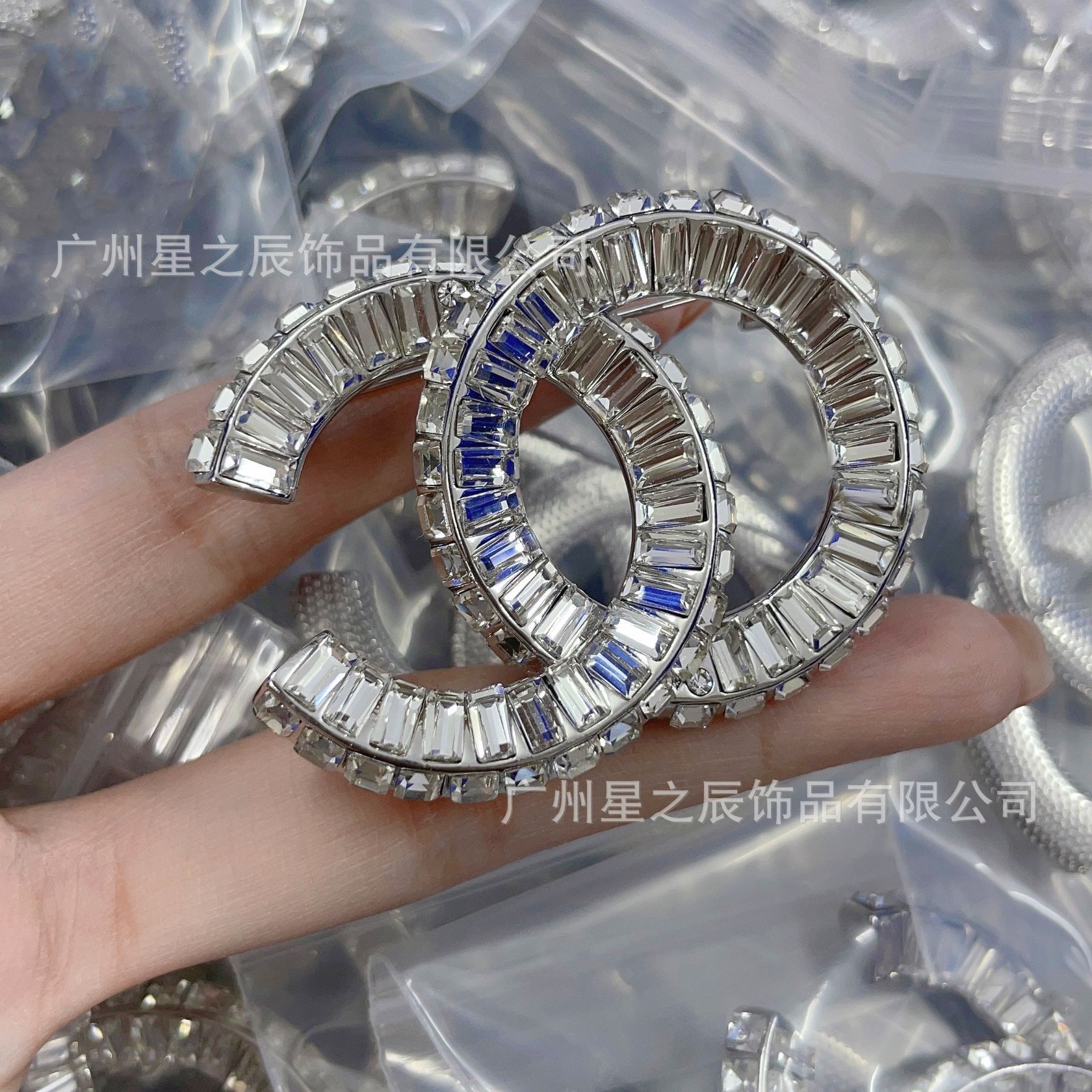 Real Shot of Xiangjia's Double C Square Diamond Brooch with Label, Women's Fashion High-End Pin Decoration, Women's Factory Wholesale