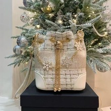 柜台圣诞限定礼遇水桶包香香白金毛呢改造包可手提斜跨配礼盒装