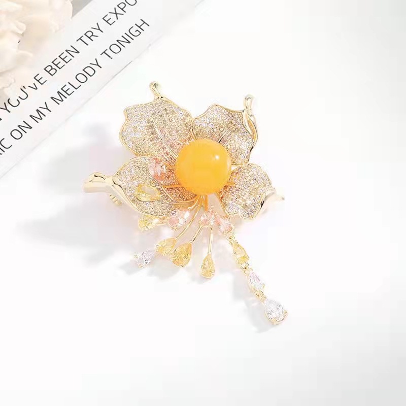 New Lily Inlaid Zircon Brooch Pins for Women Fashion Dress Pearl Corsage Brooch Clothing Accessories Designer Brooches for Wedding