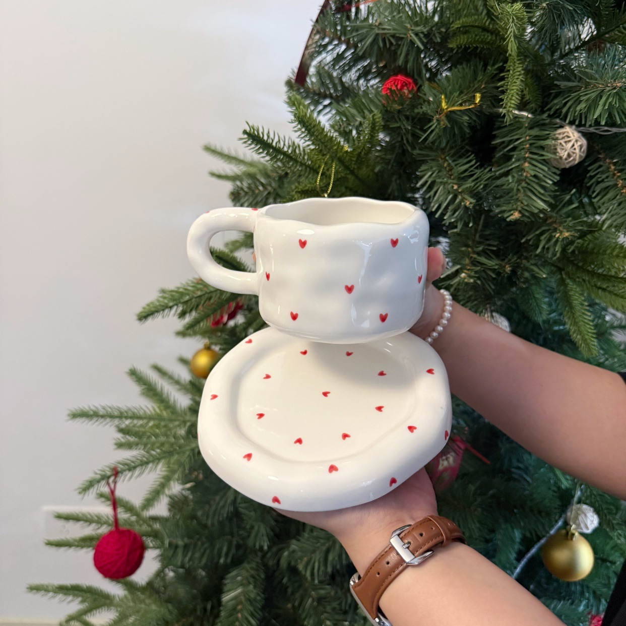 Ins venta caliente mano irregular cerámica taza de café y plato amor grasa taza y plato conjunto de comercio electrónico transfronterizo