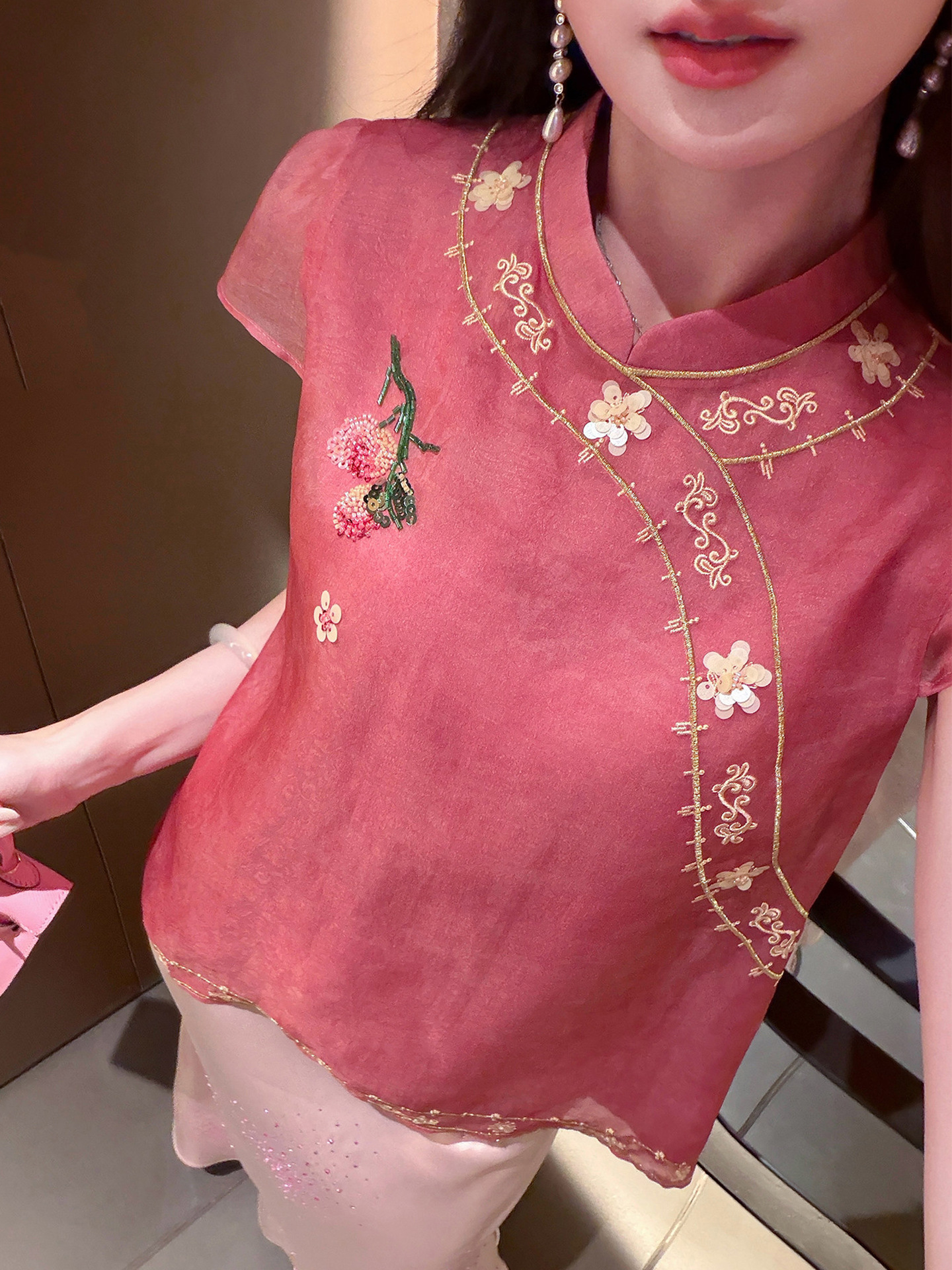 Áo thun tay ngắn cổ trụ, phối ren thêu hoa, phom suông che khuyết điểm — Màu hồng