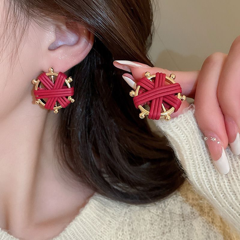 Pendientes de amor con goteo de aceite rojo con aguja de plata, botones de oreja de temperamento de moda de nicho, pendientes simples y de alta gama de estilo de Hong Kong