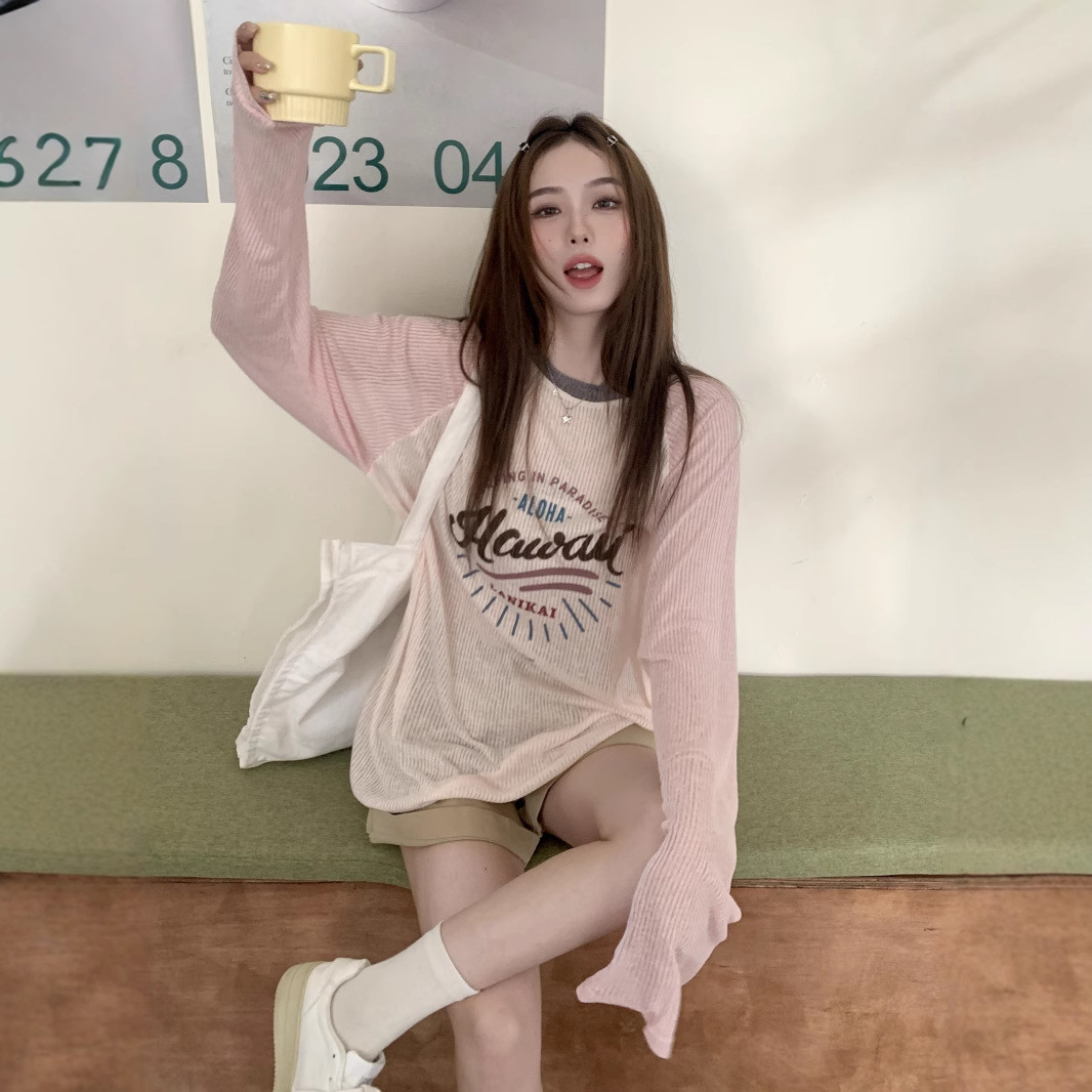 日焼け止め服の女性の長袖の夏の薄いタイプのゆったりした肩のtシャツのアルファベットのプリントの色合わせのエアコンのブラウスの早秋の上着