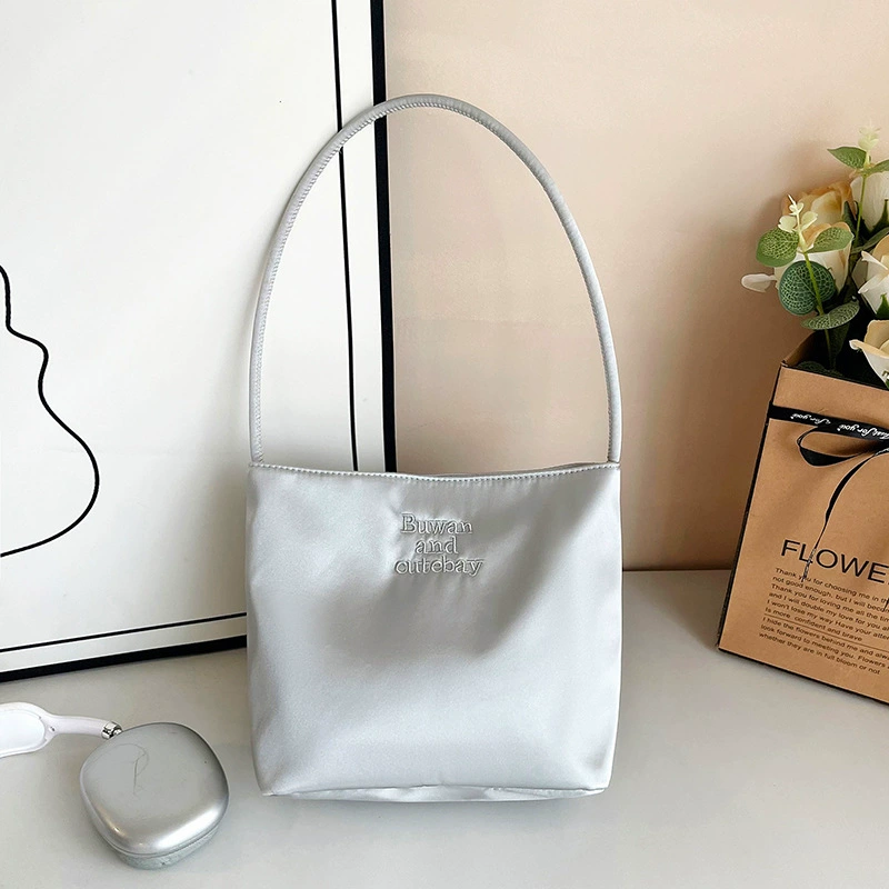 2025 новый летний стиль, простая нейлоновая сумка подмышки, корейский нишевый дизайн, сумка-ведро с вышивкой букв, сумка-ведро для поездок на работу