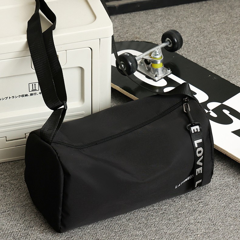 简约旅行包男士运动轻便户外斜挎包男款潮流大容量行李单肩背桶包