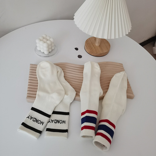 Monday, I want to hold your hand and go for a walk. Socks for autumn and winter, sports style long socks.