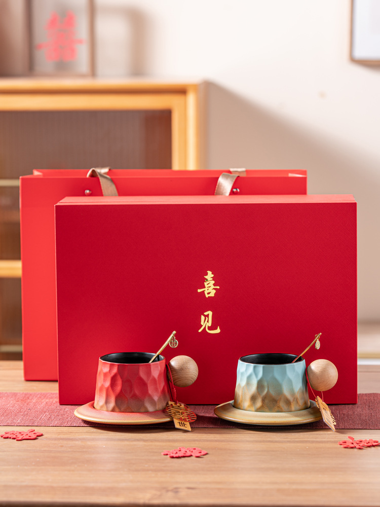 New wedding engagement wedding gifts to the newcomer bride