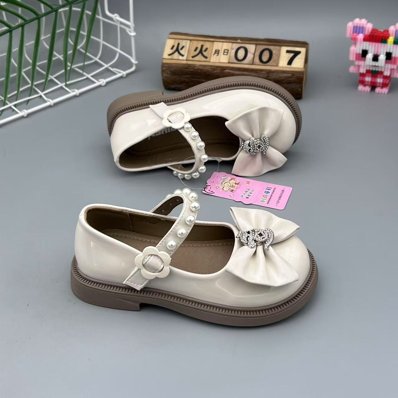 Children's Square Mouth Shoes Spring and Summer New 2025 Princess Shoes Girls Pearl Bow Medium and Large Children's Performance Children's Shoes