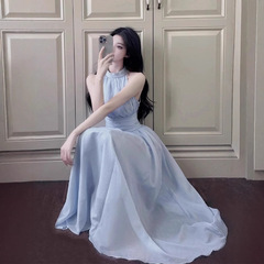 青いシフォンのワンピースの長いタイプの夏2025の新型の婦人服は腰を収めて首の砂浜の長いスカートの海辺を掛けて休暇を過ごします。