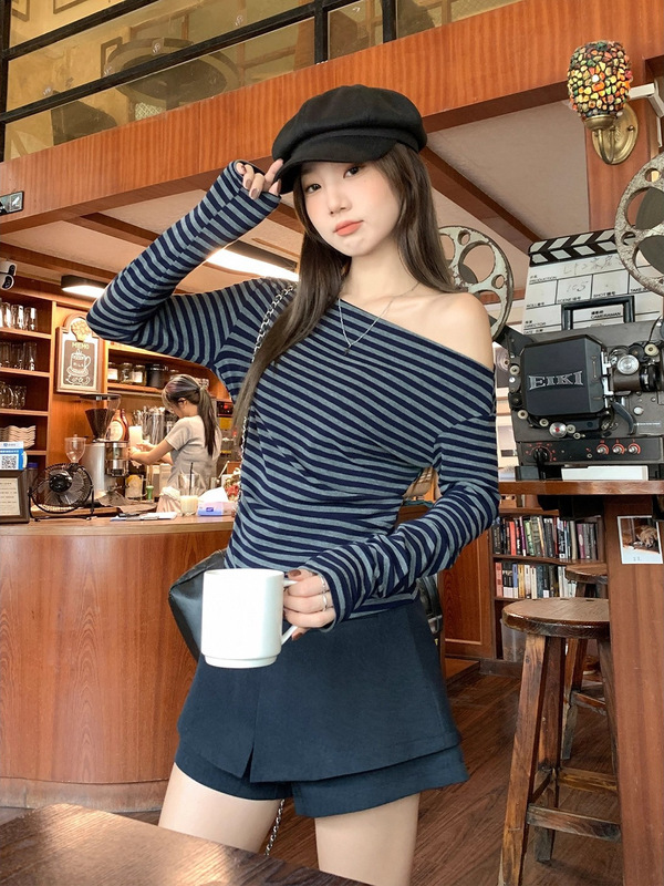 灰色设计感斜肩条纹长袖T恤女早秋季修身短款打底衫百搭露肩上衣|undefined