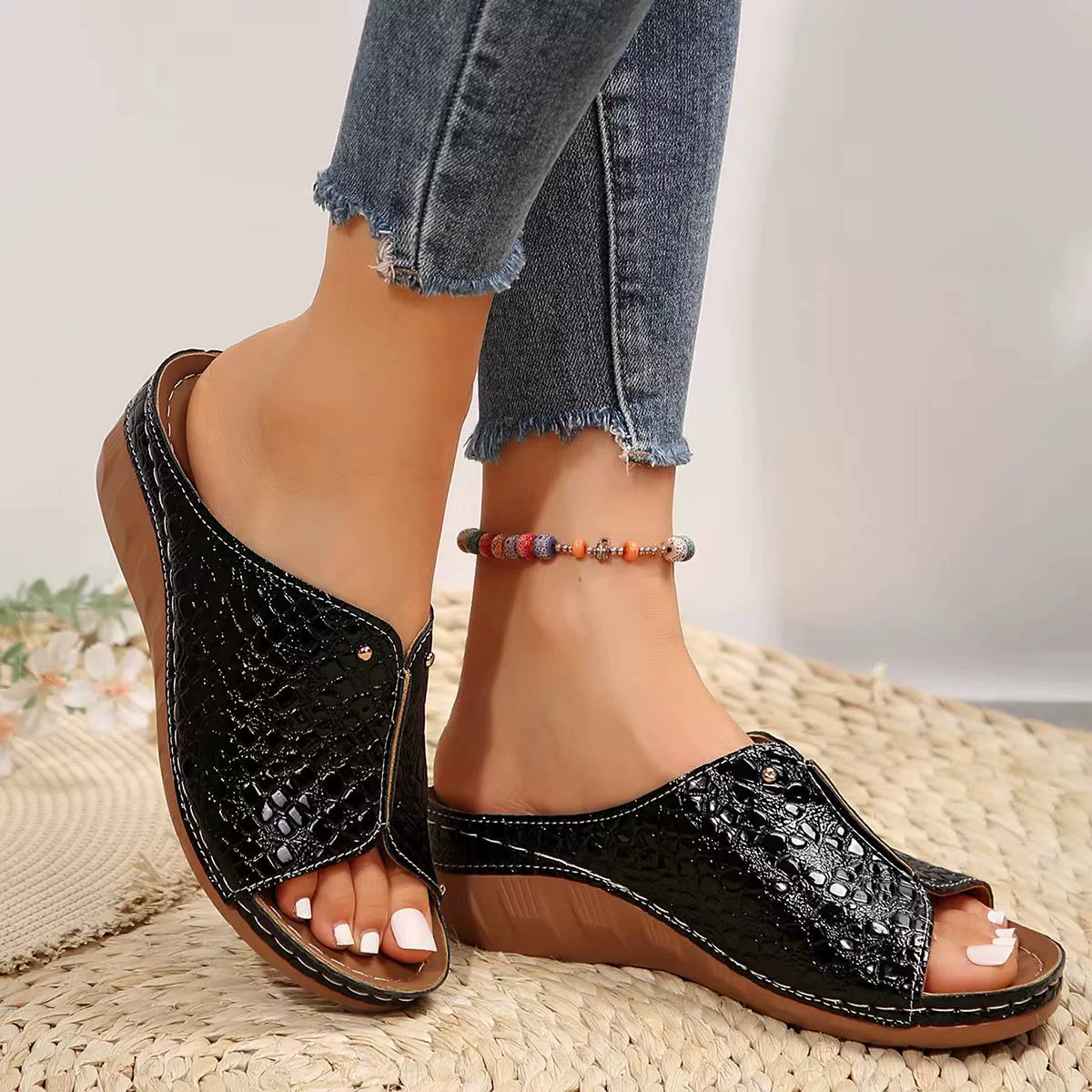 2024 Snake pattern riveting fish mouth, a lady slope and slippers, European and American large -size cross -border independent station slippers spot