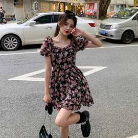 法式复古纯欲甜辣风初恋茶歇碎花连衣裙子女收腰气质小个子短裙夏