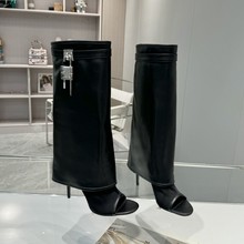 2025夏新款欧美风黑色真皮裤管靴翻边皮带锁头扣套筒粗高跟高筒靴