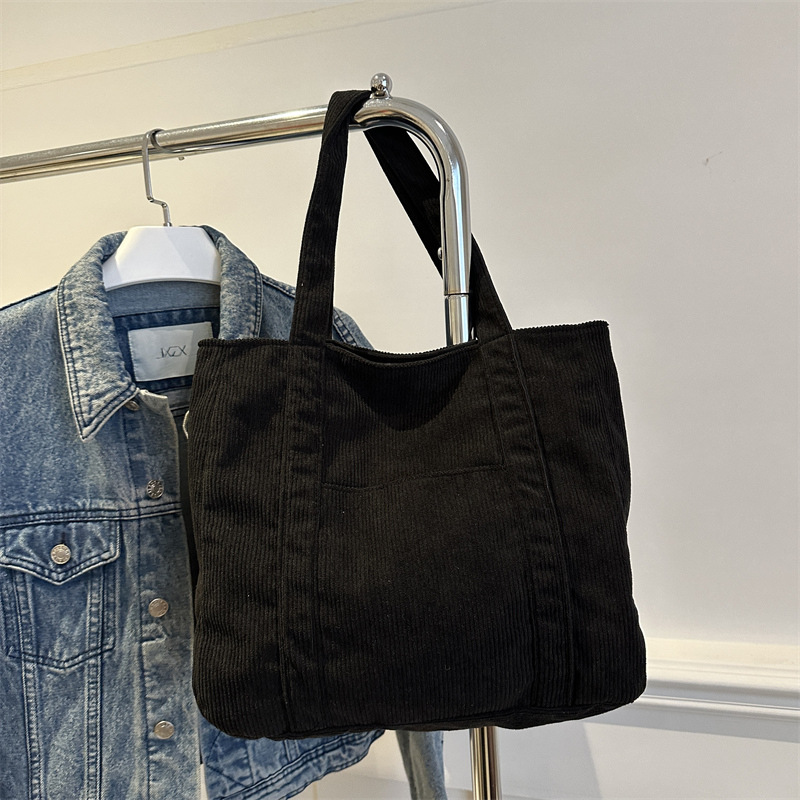 Este año, la popularidad de la bolsa simple, la bolsa de brazo de gran capacidad, la nueva bolsa de primavera y verano, la bolsa de mujer, la bolsa de hombro.