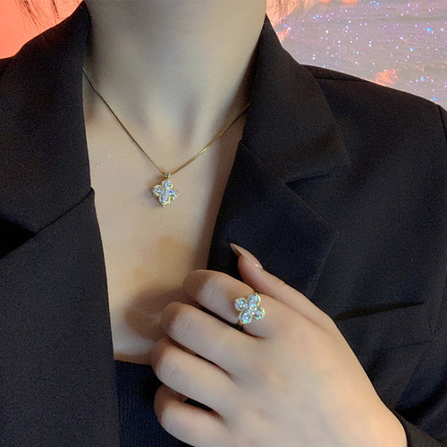 The same style of rotating four-leaf clover necklace for women, trendy micro-studded with diamonds and zircons, a ring that is versatile and versatile