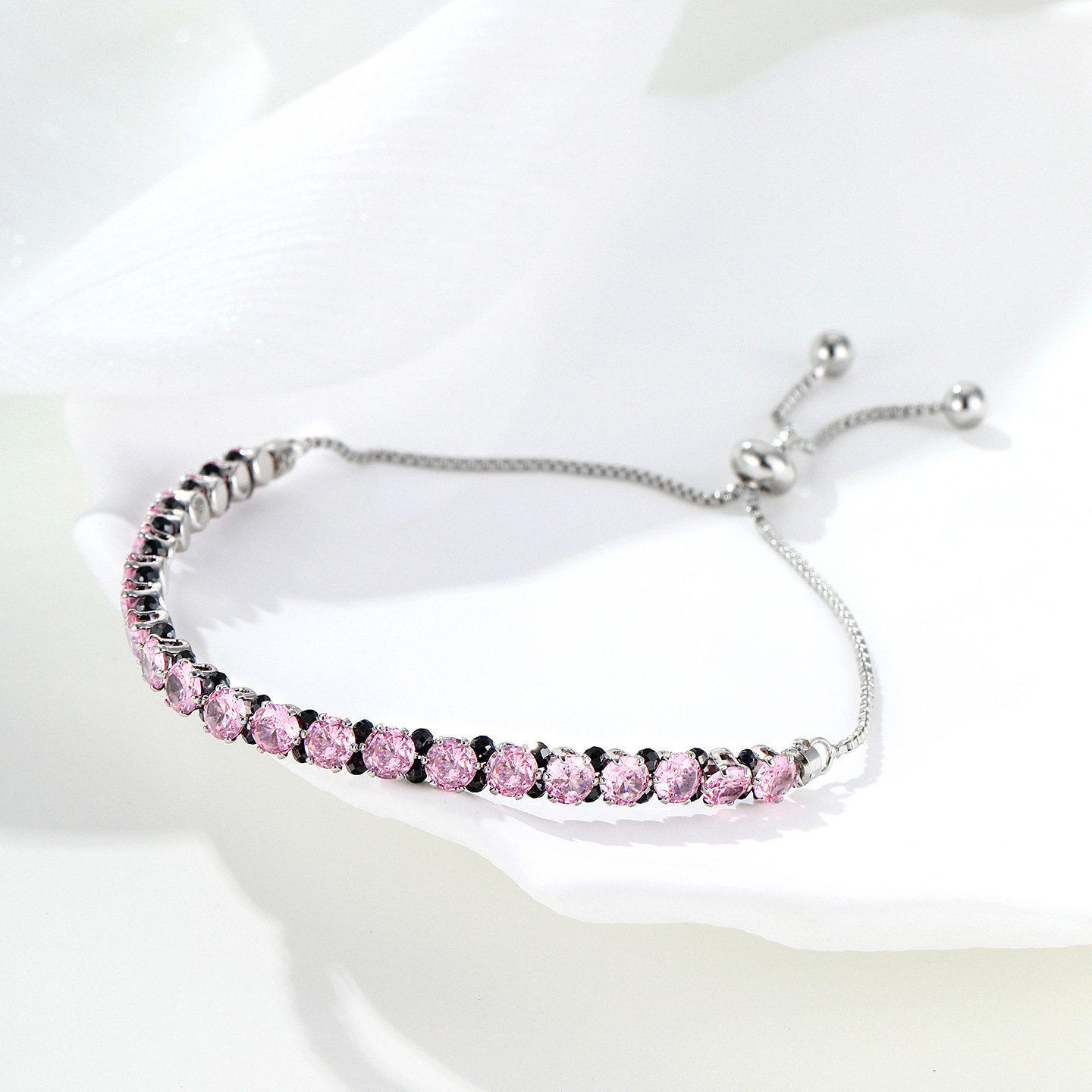Pulsera Geométrica Circular con Dije de Cubo de Aleación de Cobre