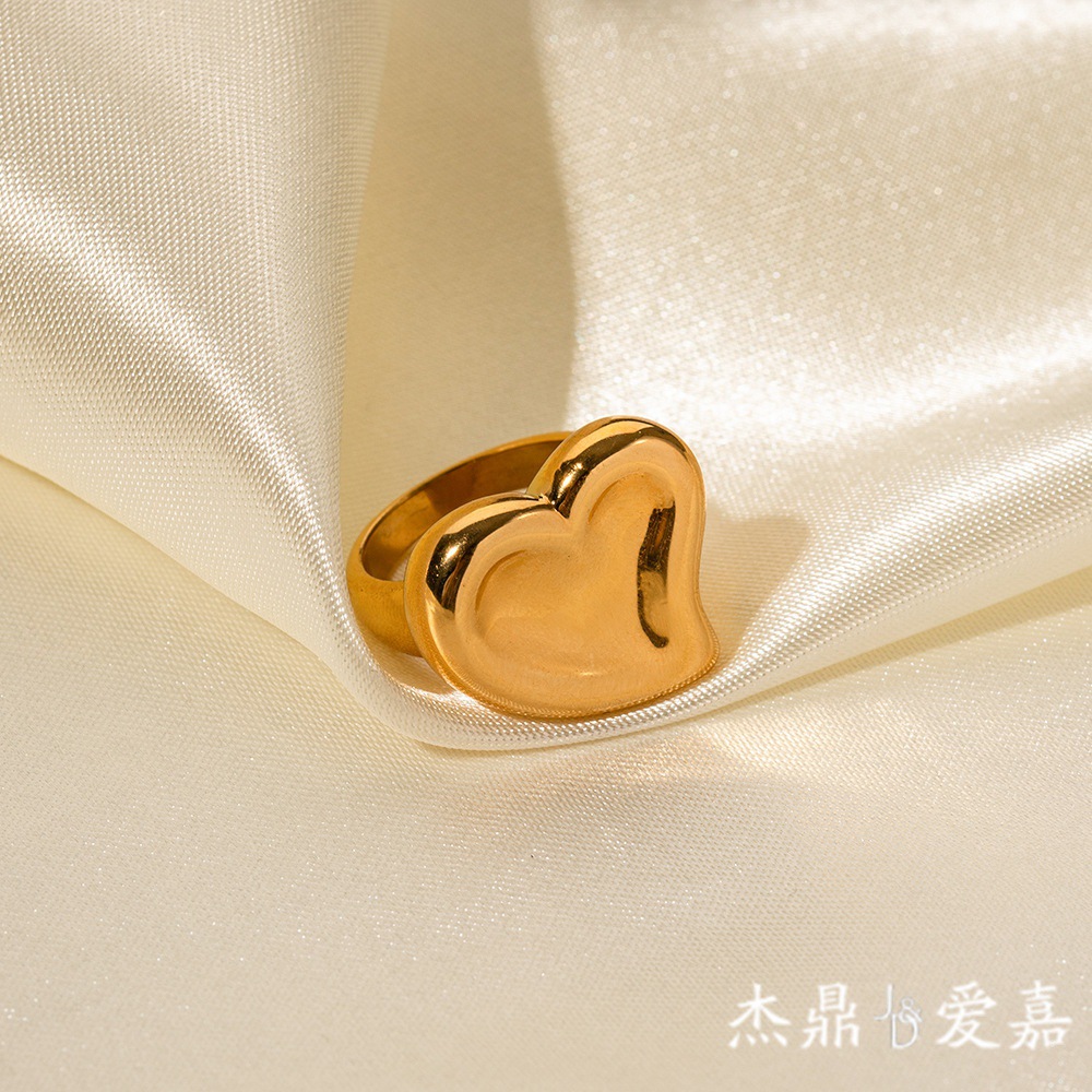 Anillo de acero inoxidable con corazón de amor en oro de 18 quilates, joyería de alta gama a la moda europea y americana, anillo de acero inoxidable con corazón de amor que no se decolora, venta al por mayor.