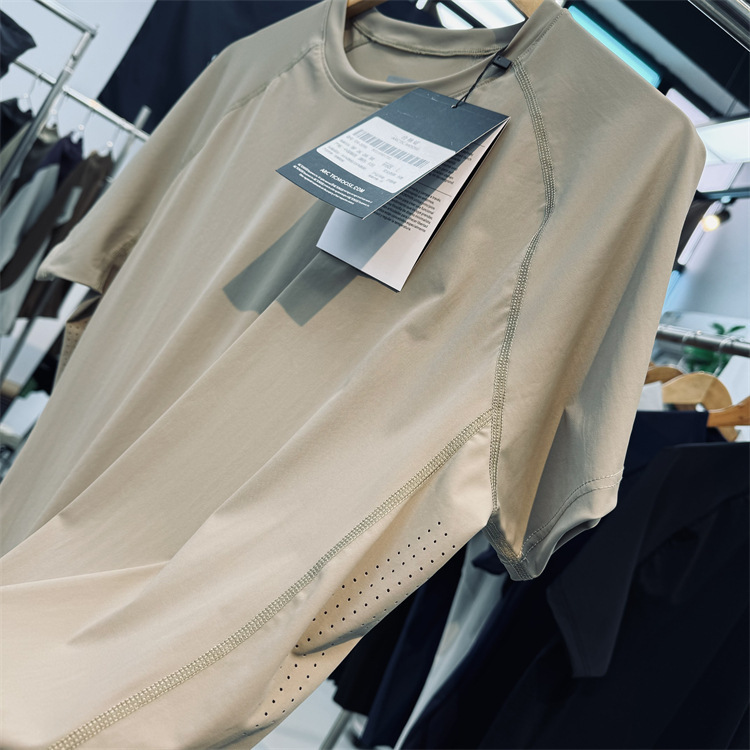 There is no standard for the curl! Breathable punching breathable four-sided three-dimensional tailoring men's outdoor quick-drying short-sleeved T-shirt
