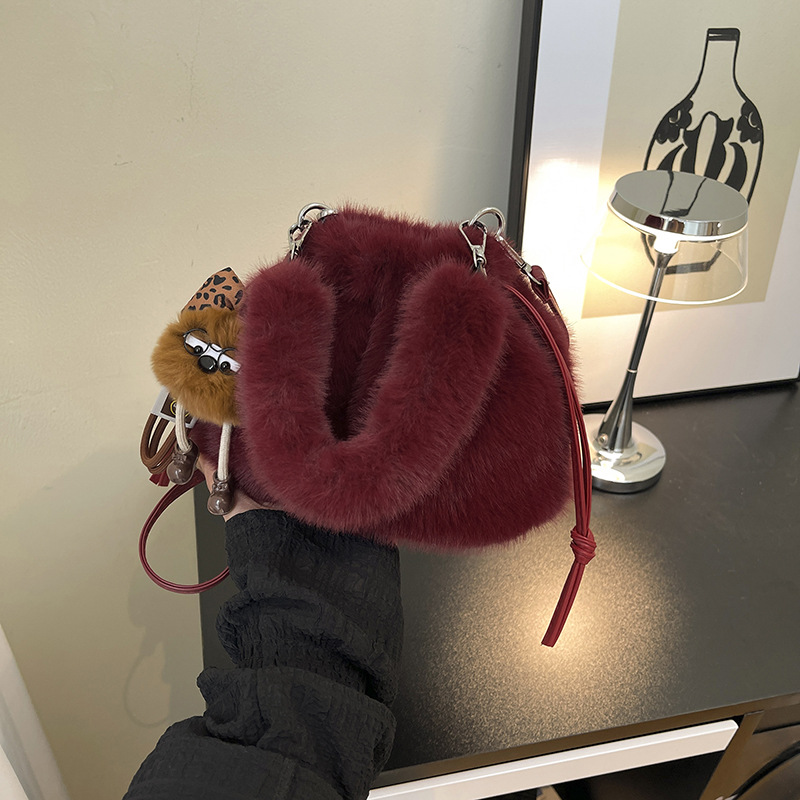 Otoño y invierno explosivo bolso peludo para mujeres 2026 nuevo bolso de mochila versátil súper caliente nicho bolso peludo bolso de cubo