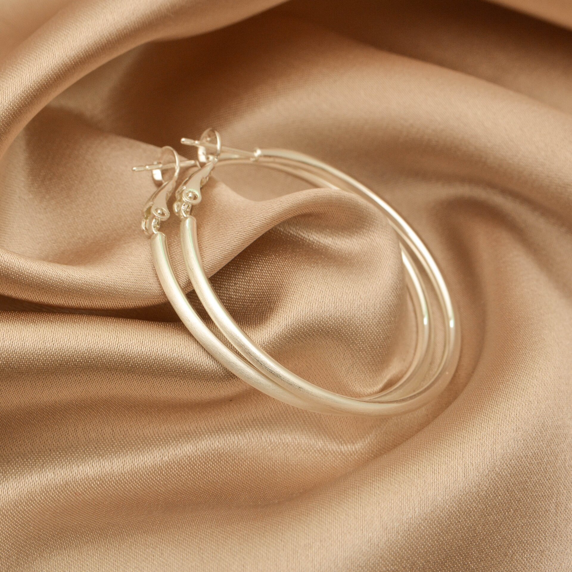 Simple and elegant fashion earrings, silver-white round hoop earrings that make the face look smaller, unique and stylish large hoop earrings for women