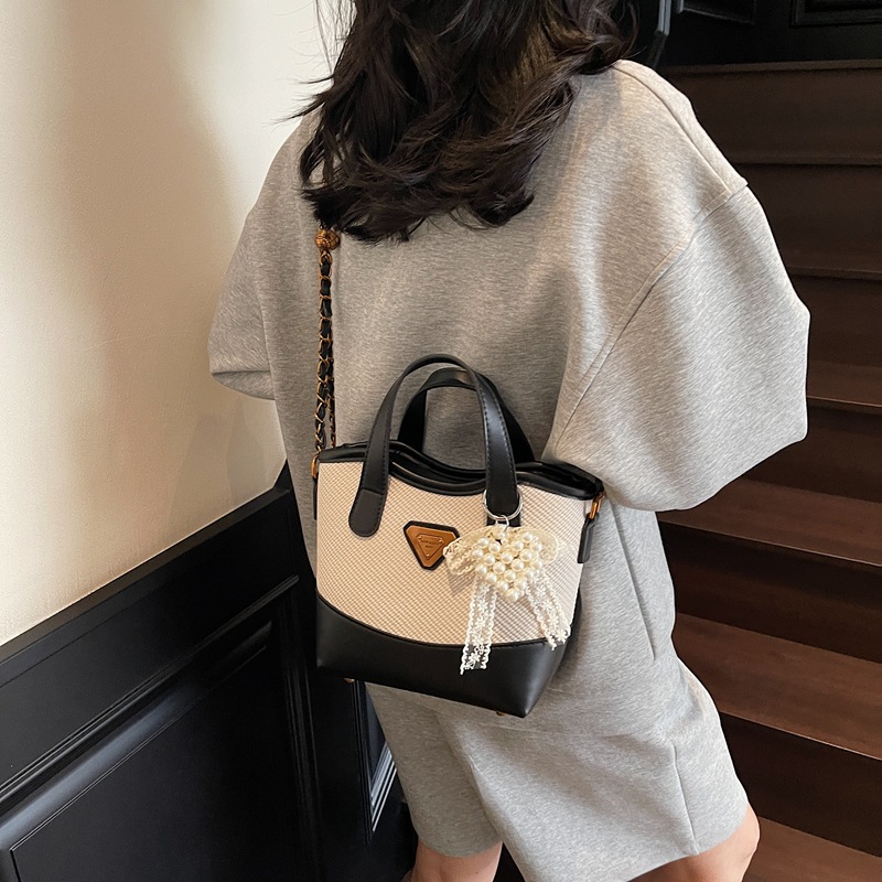 Bolso de mano de color de contraste popular de este año para mujer 2025 nuevo bolso de cubo más vendido bolso de mensajero casual de alta gama de todo fósforo