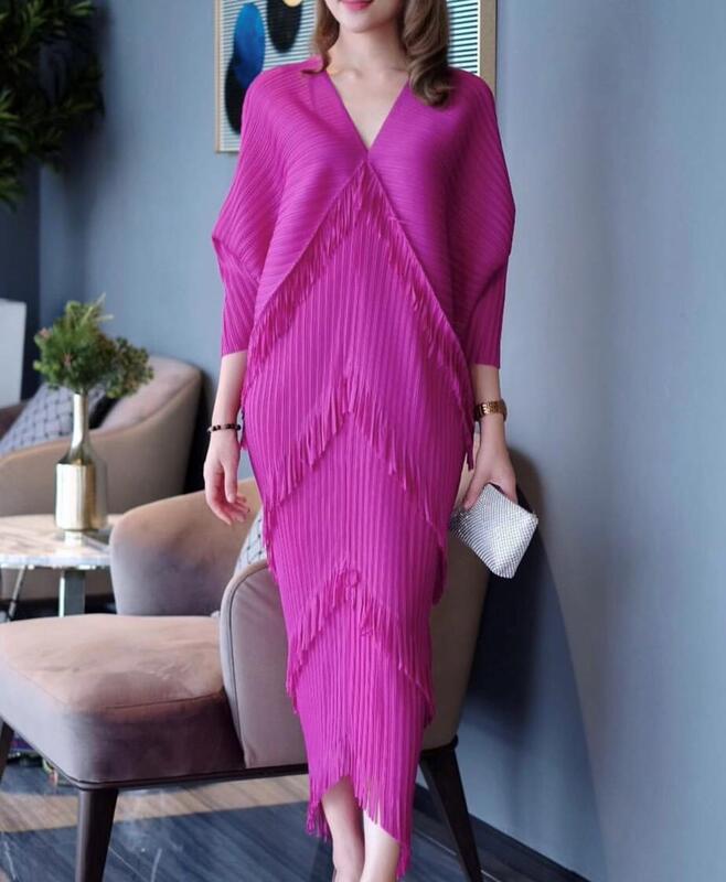 2022 Spring, Summer and Autumn New Miyake Pleated Tassel Dress Stylishly V-Neck Batwing Sleeve Dress Base Skirt 2022 Spring, Summer and Autumn New Miyake Pleated Tassel Dress Stylishly V-Neck Batwing Sleeve Dress Base Skirt