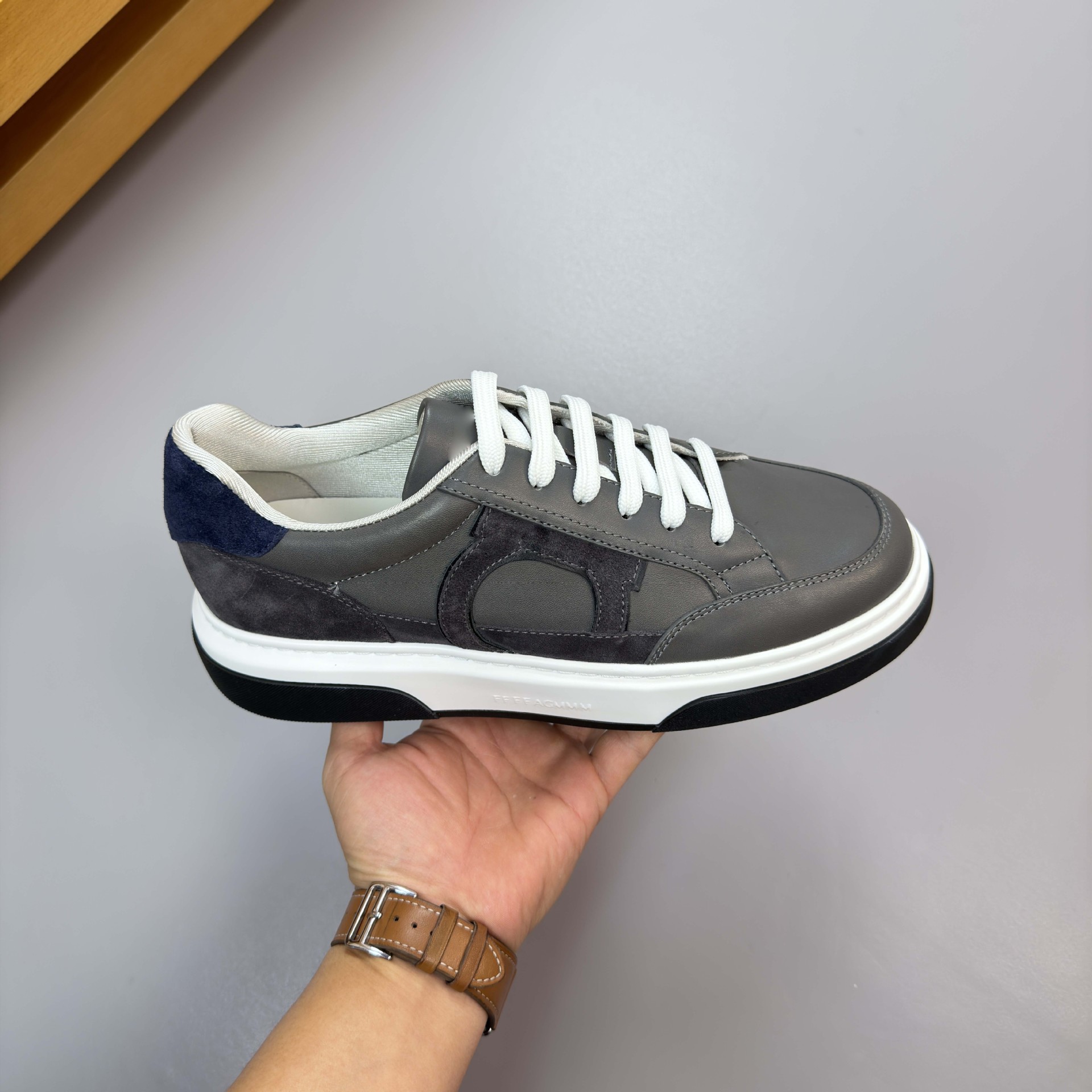 Estación europea clásica de cuero de vaca de hombre color deportivo pequeño zapato blanco cordón casual zapato de skate plano de altura baja moda versátil