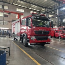 江特牌JDF5270GXFGP100/Z6型干粉泡沫联用消防车 重汽干粉消防车