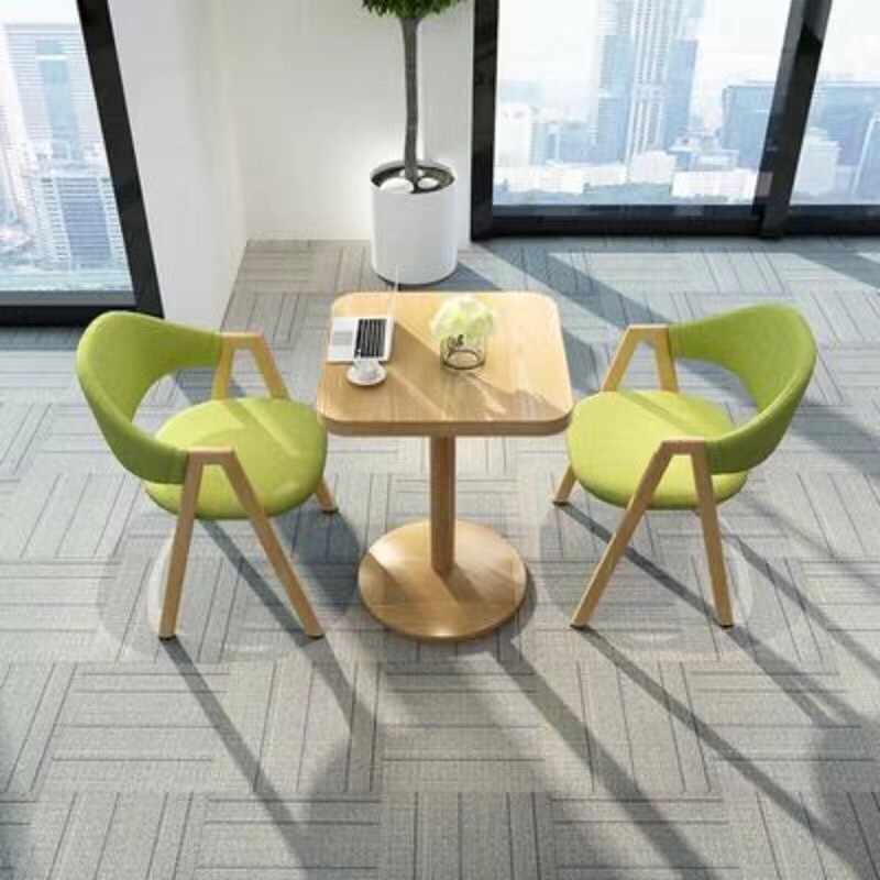 두꺼운 기둥이 있는 원목 사각 테이블 - 녹색 천