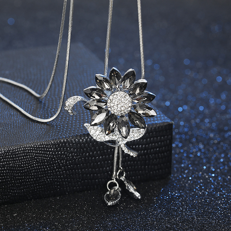 New Korean Style High-End Diamond Sunflower Sweater Chain Fashion Long Wild Clothing Necklace Pendan