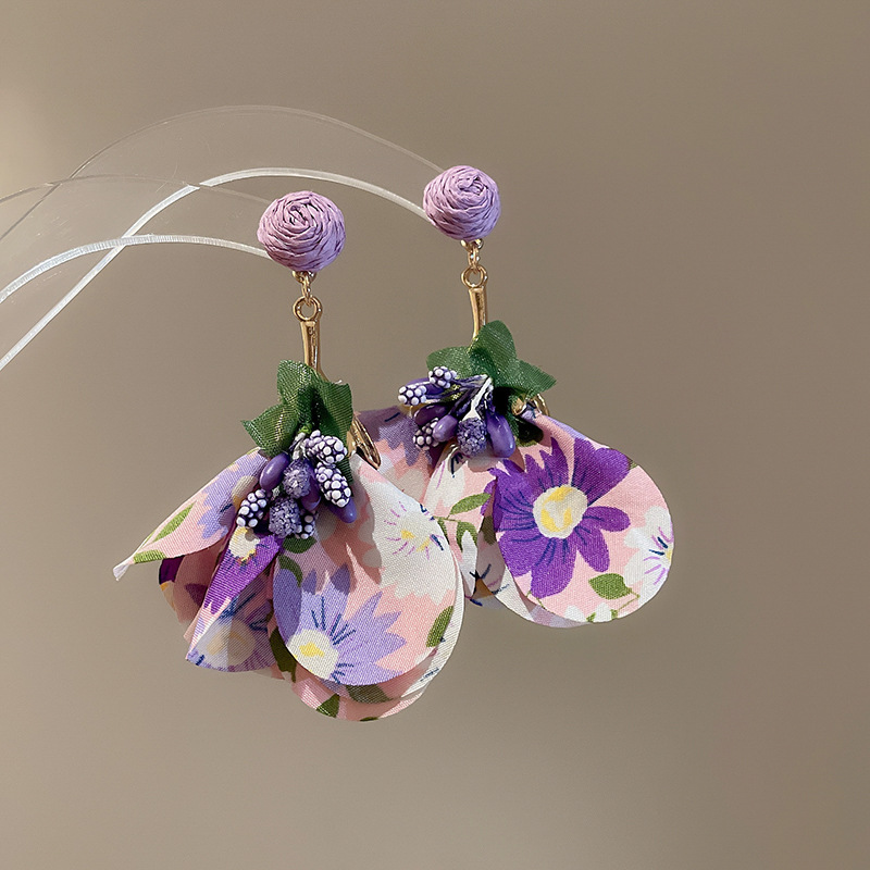 Pendientes de borla de flores de tela de rafio Pendientes de temperamento de estilo de vacaciones junto al mar Pendientes de lujo ligero de nicho para mujer