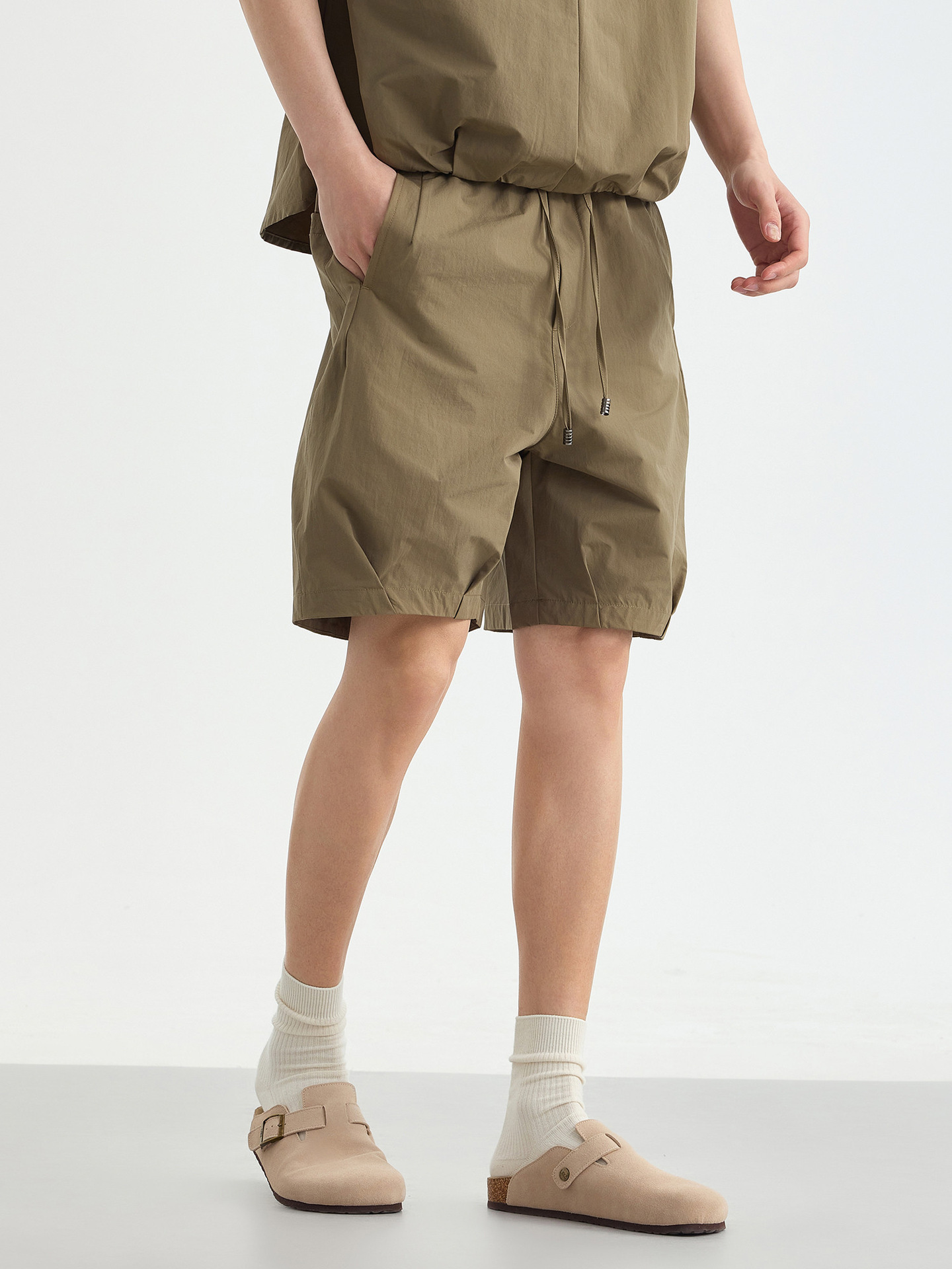 Quần short thể thao nam thắt lưng thun cạp chun, chất liệu mát lạnh, dáng 5 phân — màu cà phê