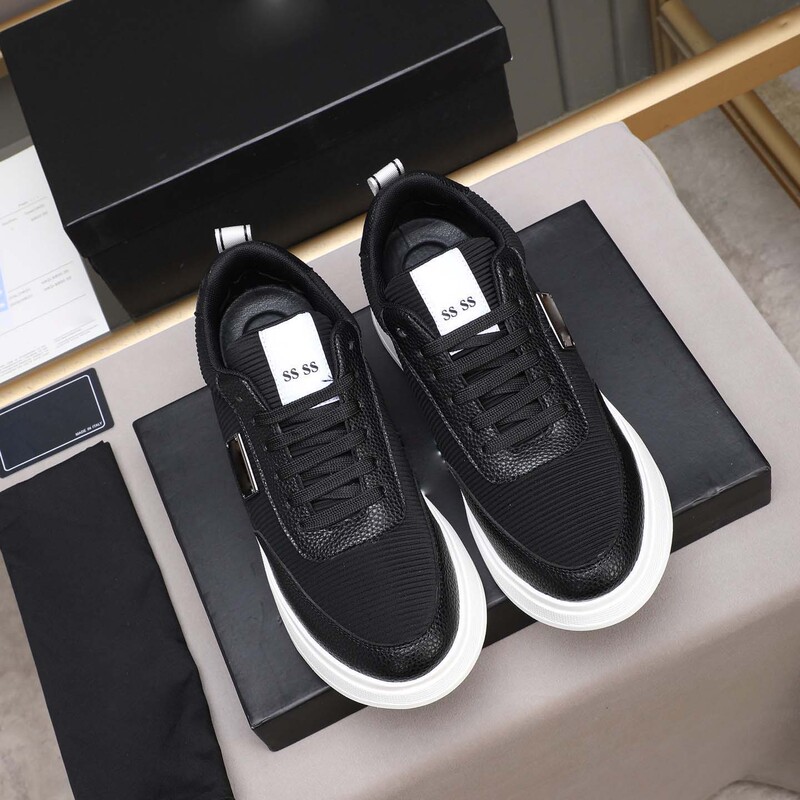 Spring and Autumn Thick-Soled Lightweight and Breathable Fly-Knit Mesh Shoes with Metal Letter Decoration Outdoor Sports and Casual Shoes Versatile Shoes