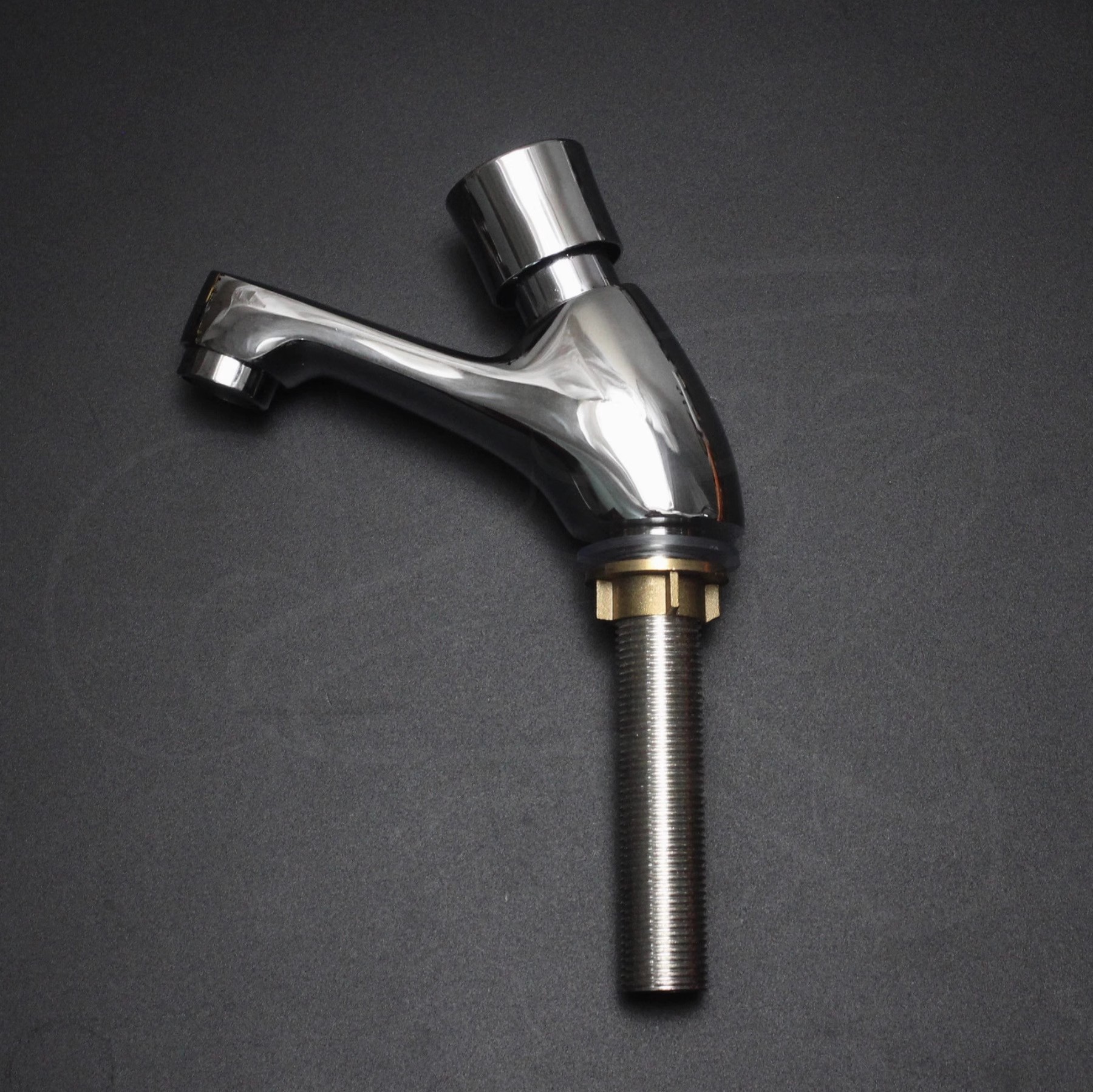 Grifos de presión de cobre retrasados con boquilla de agua de presión manual para cerrar automáticamente agua de una sola bañera fría