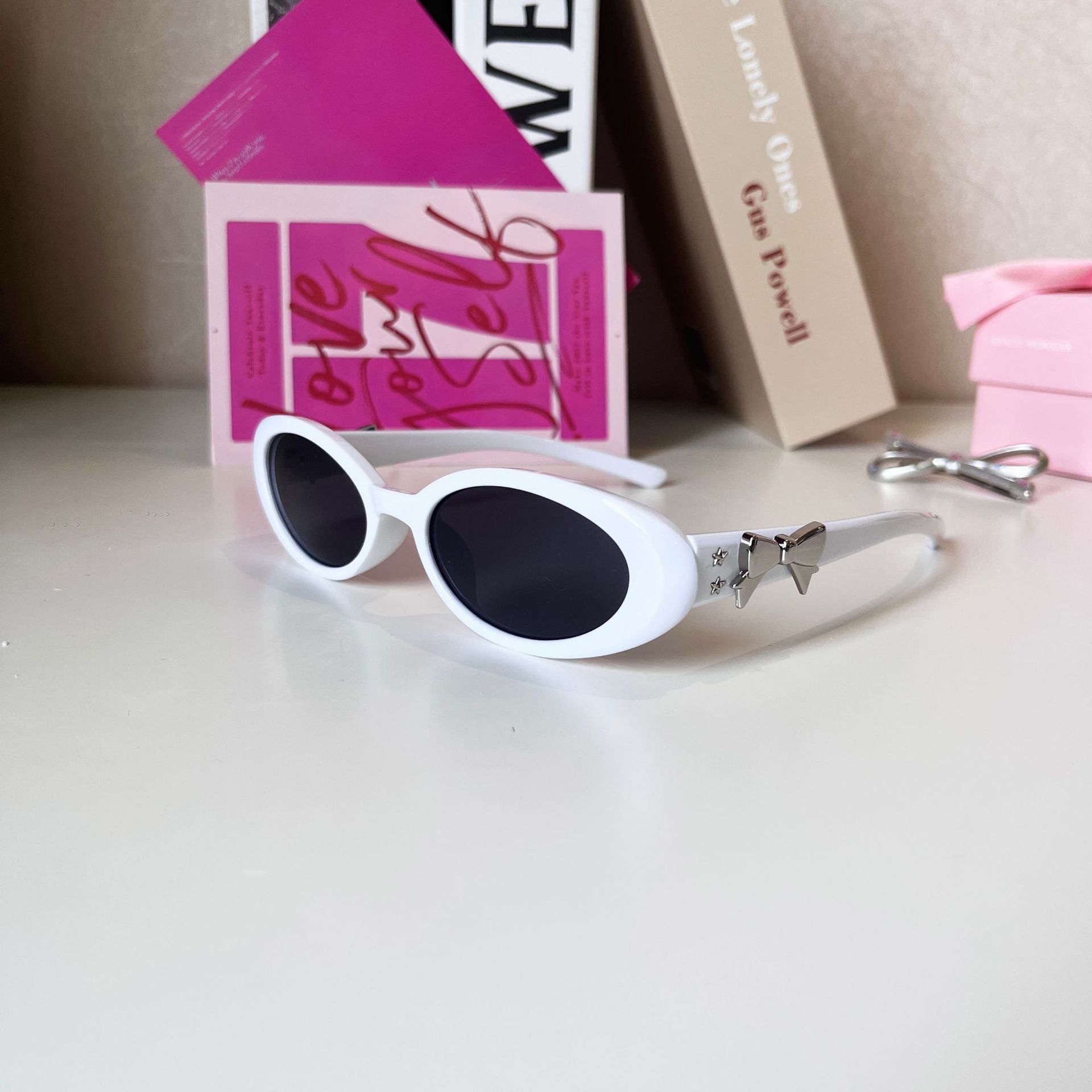 24 años nuevo Jennie con el mismo estilo Gafas de sol Mujer Ovalada Marco pequeño Gafas de sol de alta gama Bowknot Europa y América Transfronterizo