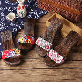 木地板拖鞋跟高4厘米日式木屐女中跟鞋人字凉拖鞋动漫人字鞋