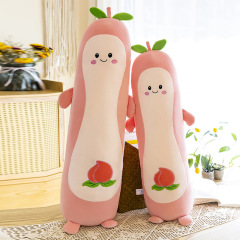 ぬいぐるみの桃抱き枕の大きいサイズの女の子と一緒に寝ます。