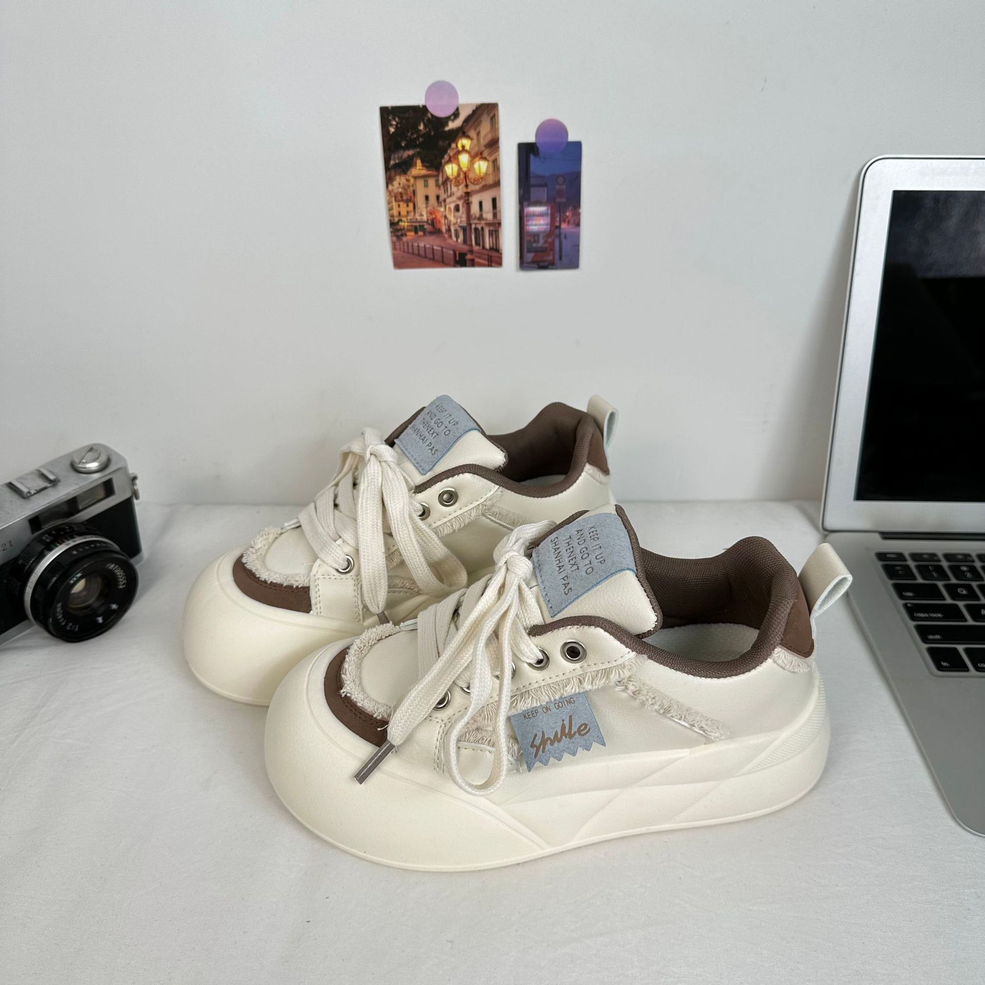 Yuanbo2025 primavera de zapatos de skate de altura de suela gruesa para estudiantes de estilo coreano, zapatos blancos de nicho, zapatos de moda
