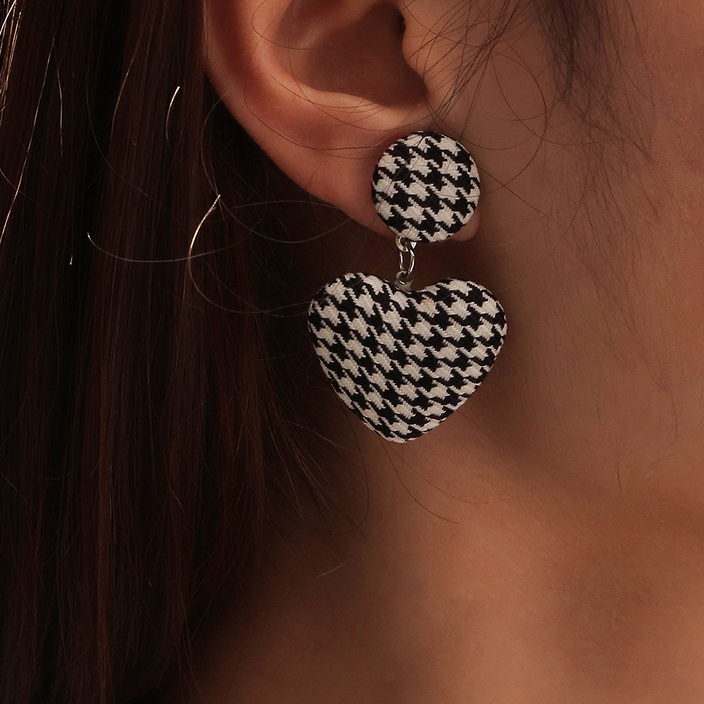Fashion Fabric Houndstooth Heart-shape Earrings Wholesale Nihaojewelry display picture 2