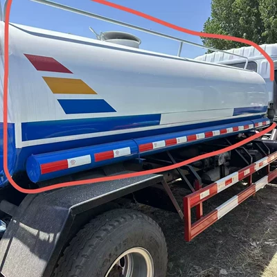 Large Sprinkler Truck Tanks for Sale in the Factory Area, Dust-Reducing Spray Trucks for Town Roads, and 7-Cubic-Meter Water Tanks for Green Belt Irrigation (Suvarma maşınları)